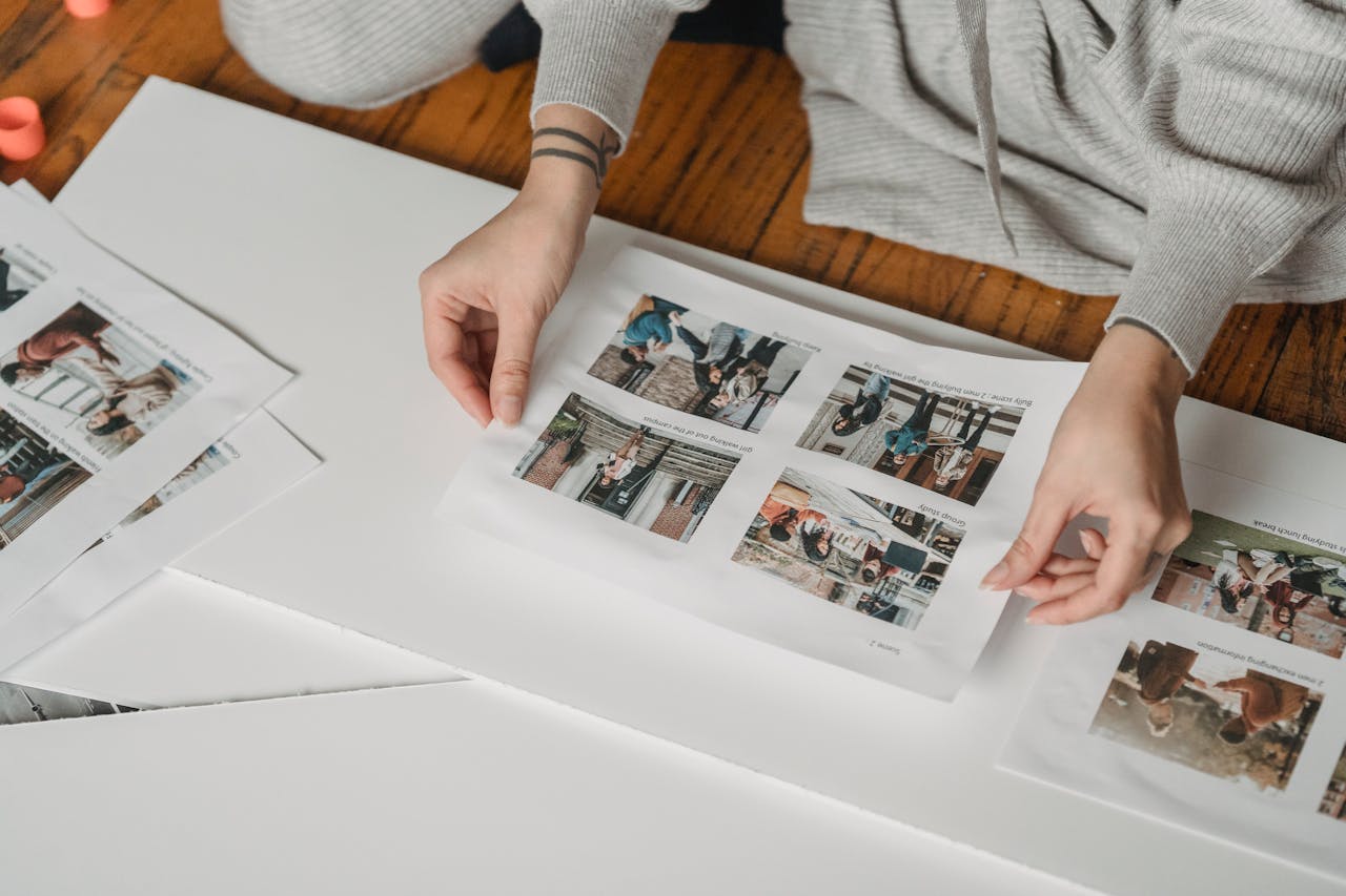 En esta imagen, vemos a una mujer eligiendo las fotos de un álbum