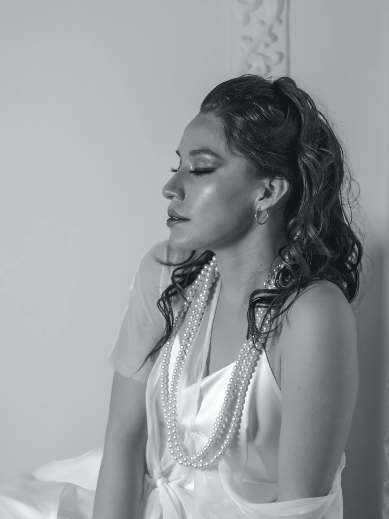 En esta imagen, vemos a una novia fotografiada con estilo vintage