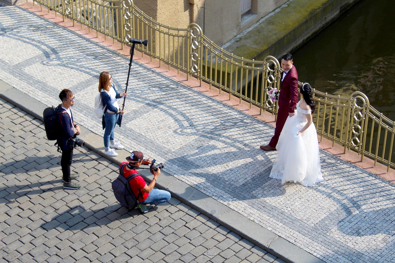 En esta imagen, vemos a un equipo profesional fotografiando a una pareja