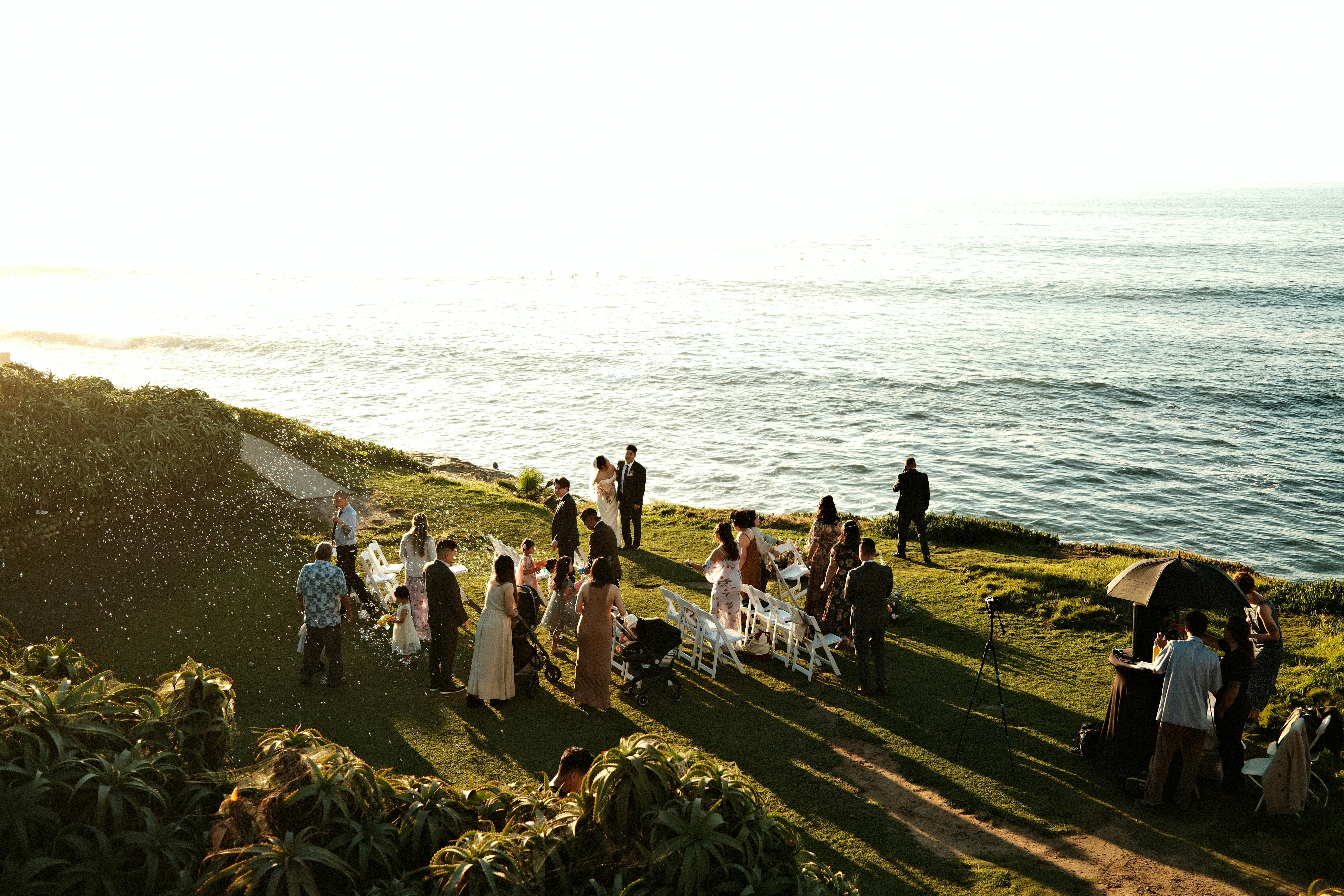 En esta imagen, vemos una celebración matrimonial en una finca ajardinada